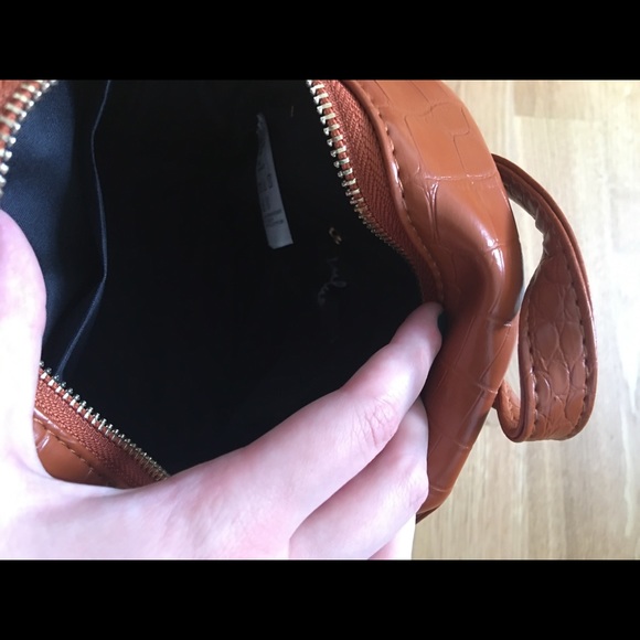 NWOT Lulu’s faux crocodile cognac backpack - Picture 6 of 7